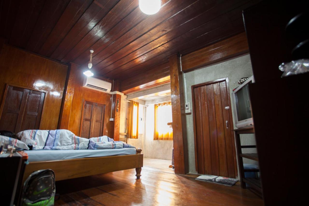 Solarcell Walking Street Homestay - โซล่าเซลล์ถนนคนเดินโฮมสเตย์ Ban Nong Nam Khan Exterior foto